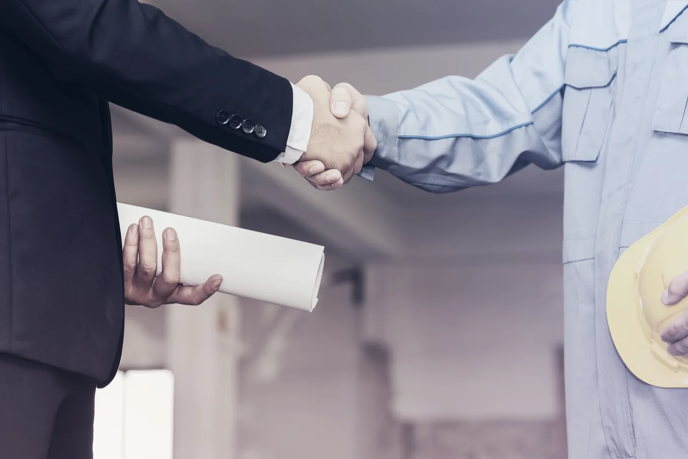 Cliente e engenheiro fecham acordo em obra